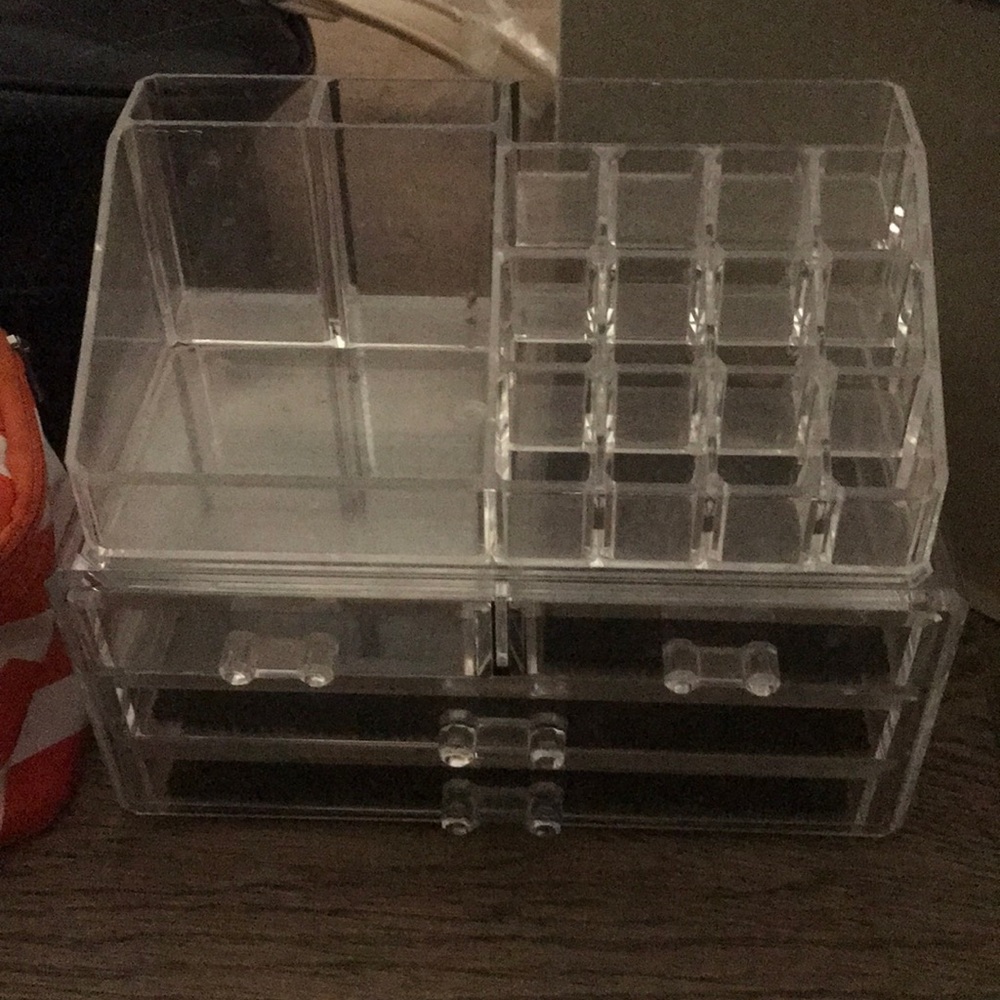 Make up organizer